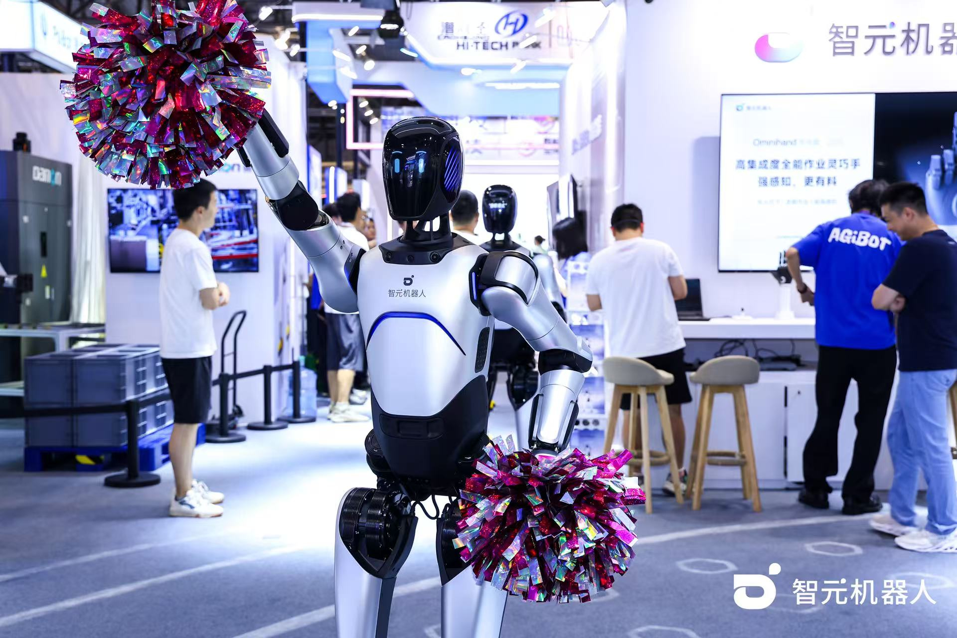 z6.com机器人 WAIC 首日展台火爆，机器人家族集体打工忙不停